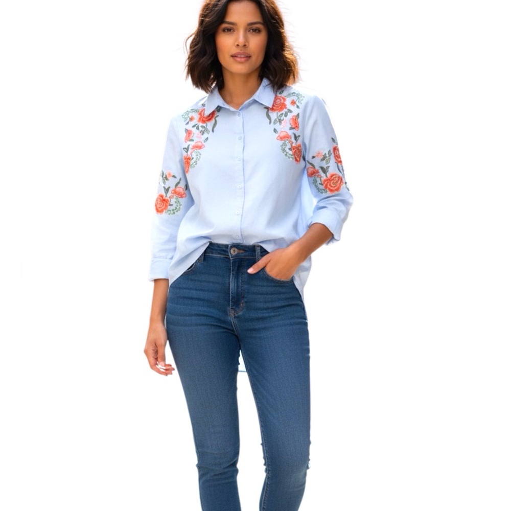 EUC Womens Chambray Shirt with Embroidery Flower accents. Womens size XL